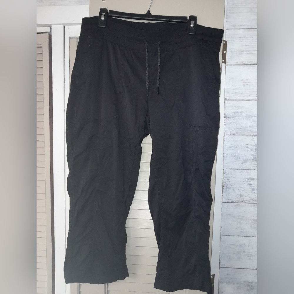 Black North Face cropped active pants